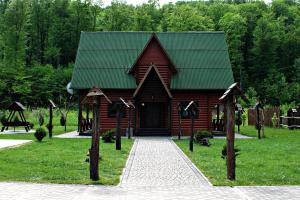 切尔诺夫策Orlyne Gnizdo的一间拥有绿色屋顶的小小木屋