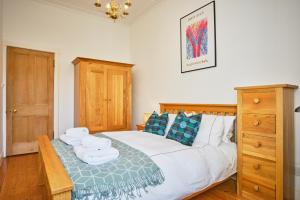 爱丁堡康慕莉班克公寓的一间卧室配有带毛巾的床