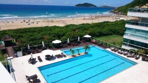弗洛里亚诺波利斯Águas do Santinho Apart的海滩旁游泳池的顶部景色