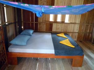 Phumĭ Kâng KéngKoh Thmei Resort的木板间内的一张床位