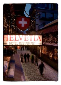 采尔马特Petit Helvetia Budget Hotel的一群人走在酒店餐厅前面