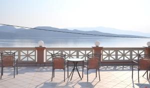 尼基亚娜佛罗雷纳酒店的一个带桌椅的庭院,享有水景