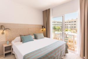 埃斯塔蒂特埃斯塔蒂特海滩皮埃里公寓的酒店客房设有一张床和一个阳台。