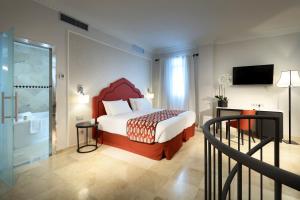 塞维利亚瑞加纳欧洲之星酒店的酒店客房设有一张床和一个阳台。