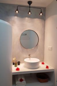 图杜可可住宿加早餐旅馆的浴室设有白色水槽和镜子