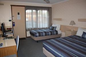 沃纳姆堡拉格伦汽车旅馆的酒店客房配有两张床和一张书桌