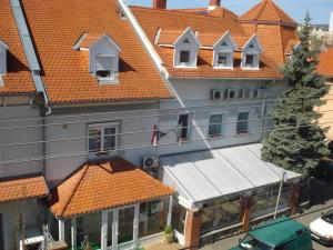 佩奇圣乔治酒店的享有带橙色屋顶的建筑的顶部景色