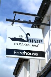 米尔顿凯恩斯The Swan @Old Stratford的天鹅堡海鲜炉的标志