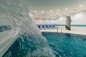 普利特维采湖杰泽罗酒店的一个带喷泉的游泳池