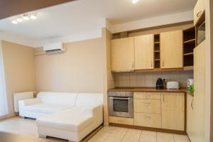 布达佩斯海兹中心公寓的一间带白色沙发的客厅和一间厨房