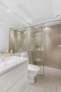 卑尔根Øyjorden Apartment的一间带卫生间和玻璃淋浴间的浴室