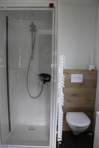 米德尔堡Stadscamping Zeeland的带淋浴和卫生间的浴室