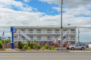 布兰特海滩海马汽车旅馆的黄色的建筑,街道上设有白色的阳台