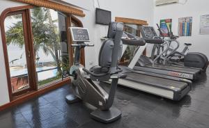 Tamarind Village Hotel Apartments的健身中心和/或健身设施