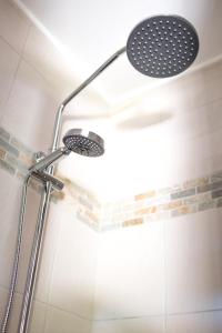 塔马兰山坡避风港公寓的浴室内配有淋浴和头顶淋浴