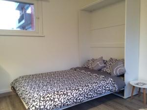里尔Safari chic的一间卧室设有一张床和一个窗口