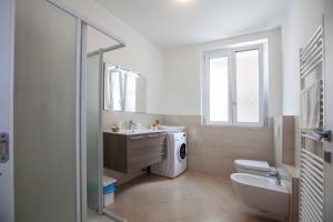 莱泽诺Casa Fiore的一间带水槽和洗衣机的浴室