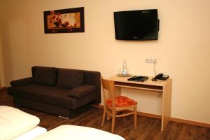 Bärnau祖尔博斯特旅馆酒店的客厅配有沙发和带电视的桌子