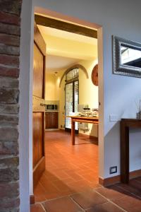 巴尔贝里诺瓦尔德尔萨Villa San Michele的开放式厨房和带砖墙的用餐室