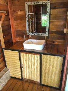 丽贝岛湾景日落旅馆的一间带水槽和镜子的浴室