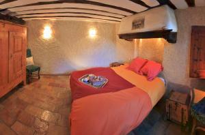 圣韦朗莱斯小屋杜维拉德酒店的一间卧室,卧室内配有一张大床