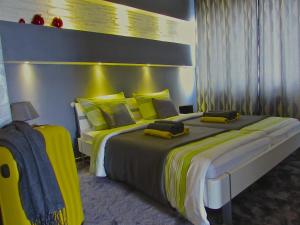汉堡108酒店的一间卧室配有两张带黄色枕头的床
