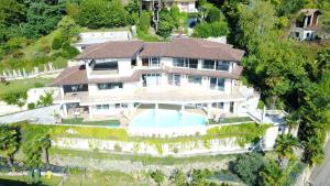 梅纳Il Girasole的享有带游泳池的房屋的空中景致