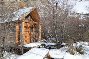 厄尔查尔坦Camping Rio de las Vueltas的雪上雪地里的小木屋