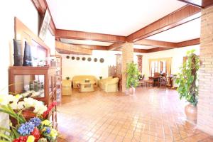 琅勃拉邦姆安通精品酒店的客厅配有沙发和桌子