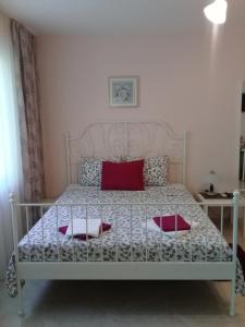 桑丹斯基Sandanski Peak Guest Rooms的卧室配有白色床和2个红色枕头