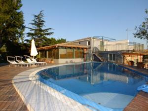 莫塔·圣塔纳斯塔西亚瓦莱德优利维酒店的一个带椅子的游泳池以及一座房子