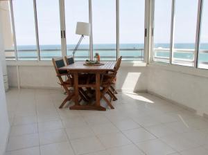 厄尔·阿尔特Urbanova Apartment的海景客房内的桌椅