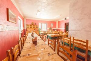 科廖Albergo Belvedere的一间带长桌和椅子的用餐室