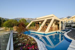 克里斯阿穆迪亚亚历山大黄金精品酒店（仅限成人）的享有带游泳池的度假村景致