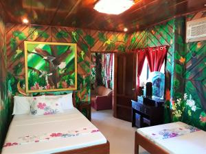 圣维森特奥三海滨别墅的卧室设有两张床,卧室拥有色彩缤纷的墙壁