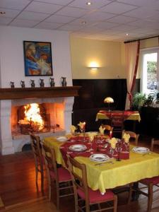 Wildenstein乐索尔酒店的一间带桌子和壁炉的用餐室