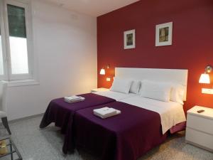 马德里Pensión Corbero的一间卧室配有一张床,上面有两条毛巾