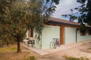 德罗Agriturismo Sarca House的一辆自行车停在房子旁边,旁边配有桌子