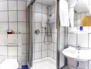 盖恩斯海姆Hotel Rheingold的带淋浴和盥洗盆的浴室
