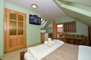 卡尔克尔Karkle Beach Apartments的卧室配有一张床,墙上配有电视。
