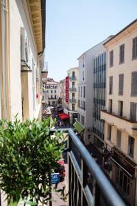 戛纳小宫殿酒店的阳台享有城市街道的景致。