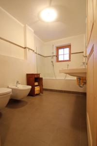 欧缇莫Mitterhof的浴室配有卫生间、盥洗盆和浴缸。