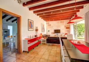 比尼贝卡Villa Sargantana Negra的厨房以及带用餐室的客厅。