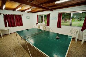 拉帕洛马La Posta de la Laguna的客厅里的乒乓球桌,带有乒乓球桌