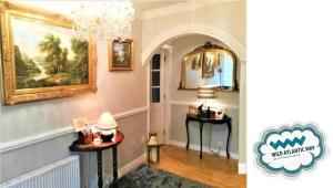 卡索曼Leabrook House的客厅配有绘画和吊灯