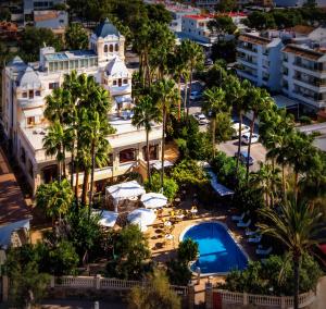 马略卡岛帕尔马哈迪城市酒店的享有度假村的空中景致,设有游泳池和棕榈树
