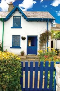 纽卡斯尔Slieve Donard Cottage Widows Row cottages的白色房子前面的蓝色围栏