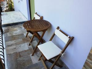 Sívros莱夫卡达一室公寓的木椅和门边的凳子