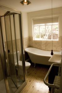 Slieve Donard Cottage Widows Row cottages的一间浴室