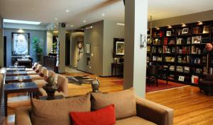 布宜诺斯艾利斯Legado Mitico Buenos Aires的客厅配有沙发和桌椅